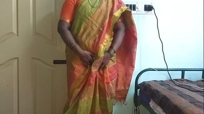 തന്റെ സ്വാഭാവിക മുലകൾ വീട്ടുടമസ്ഥനെ കാണിക്കാൻ ഇന്ത്യൻ ദേശി വേലക്കാരി